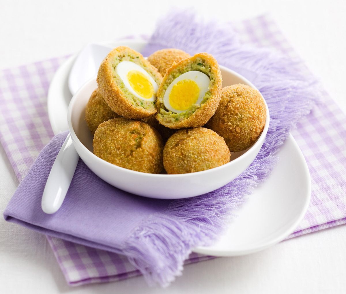 Meatballs and broad beans with egg