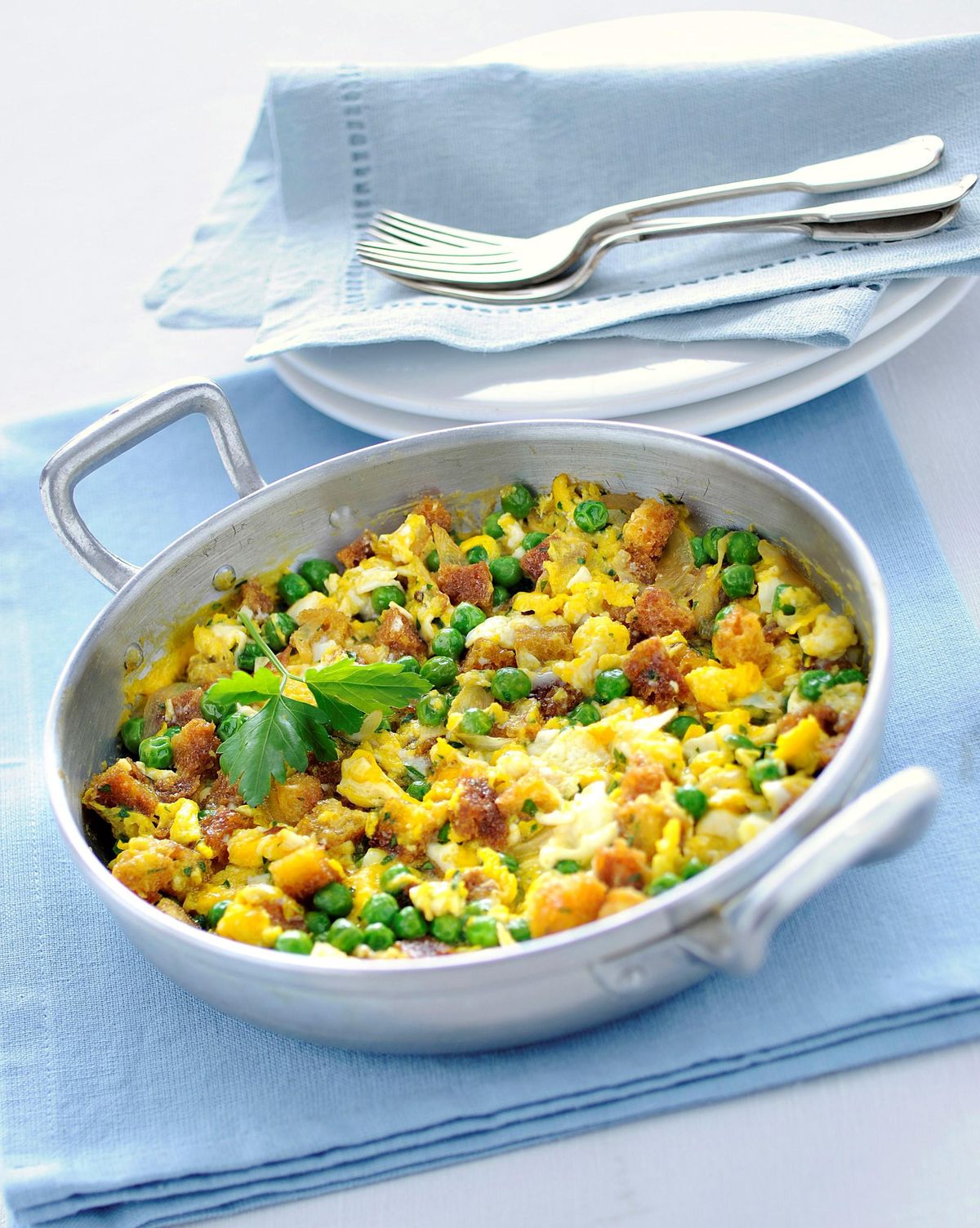 Eggs with bread and peas