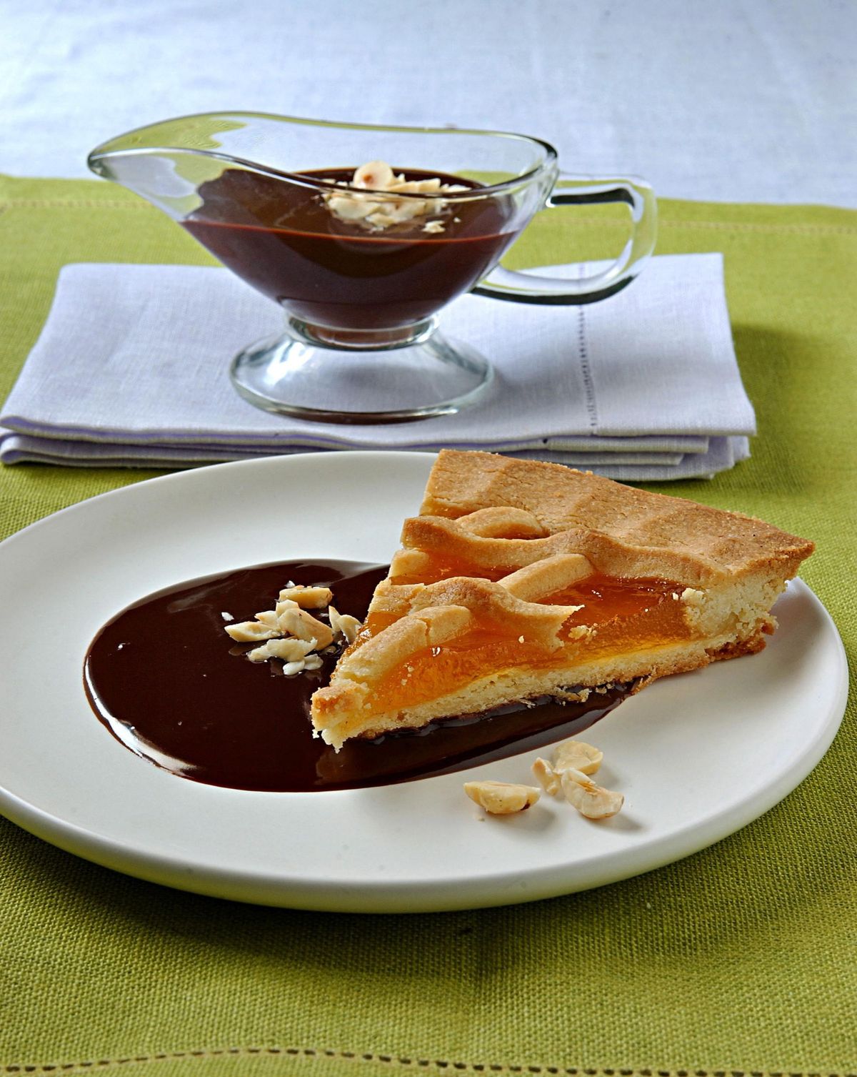 Tart with bitter chocolate sauce