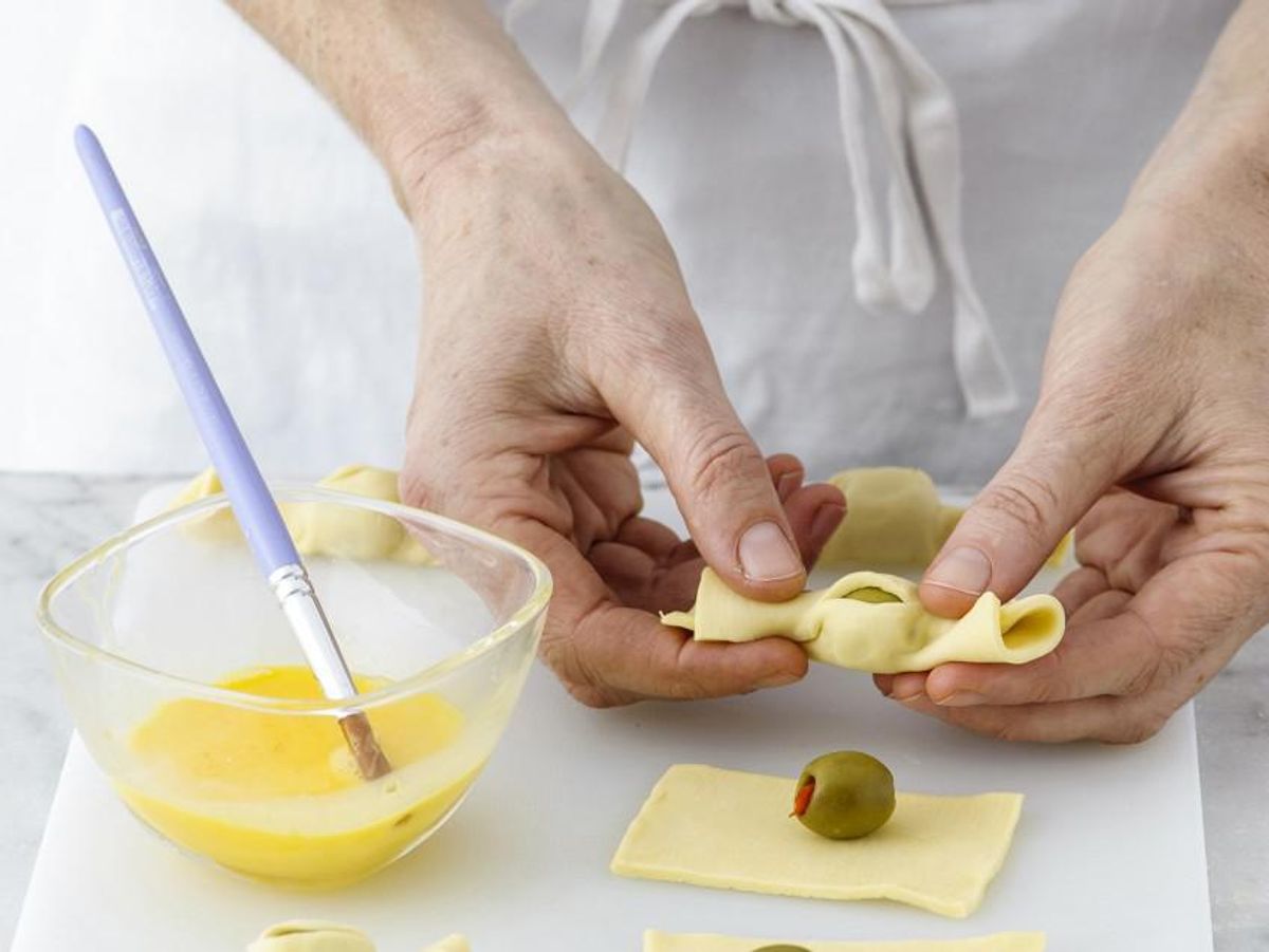 Make the taffy shape Sale&Pepe