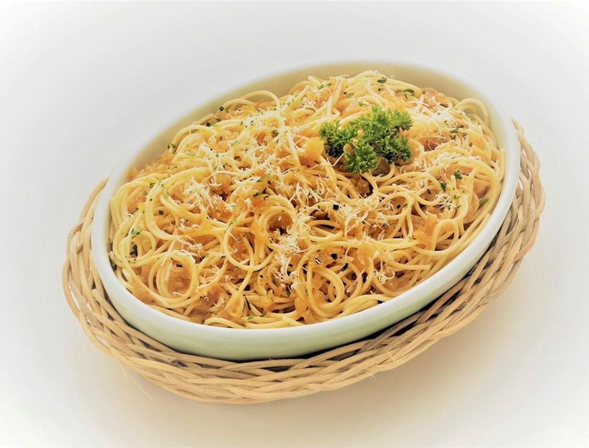 Welsh onion: spaghetti with red onion and salt-cured anchovies