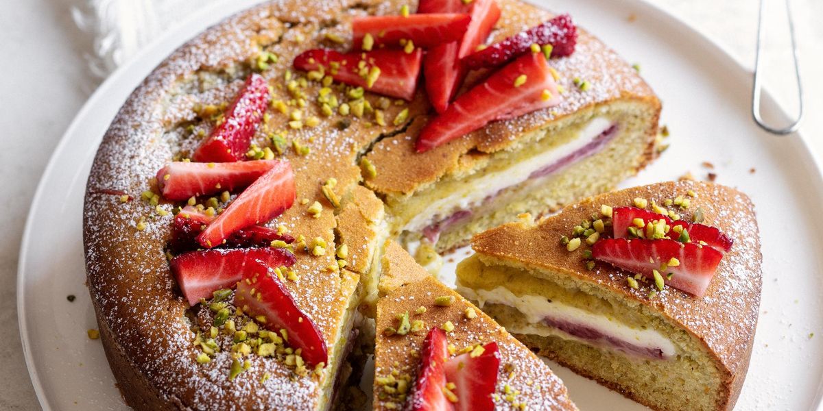 Pistachio cake with strawberries and ricotta