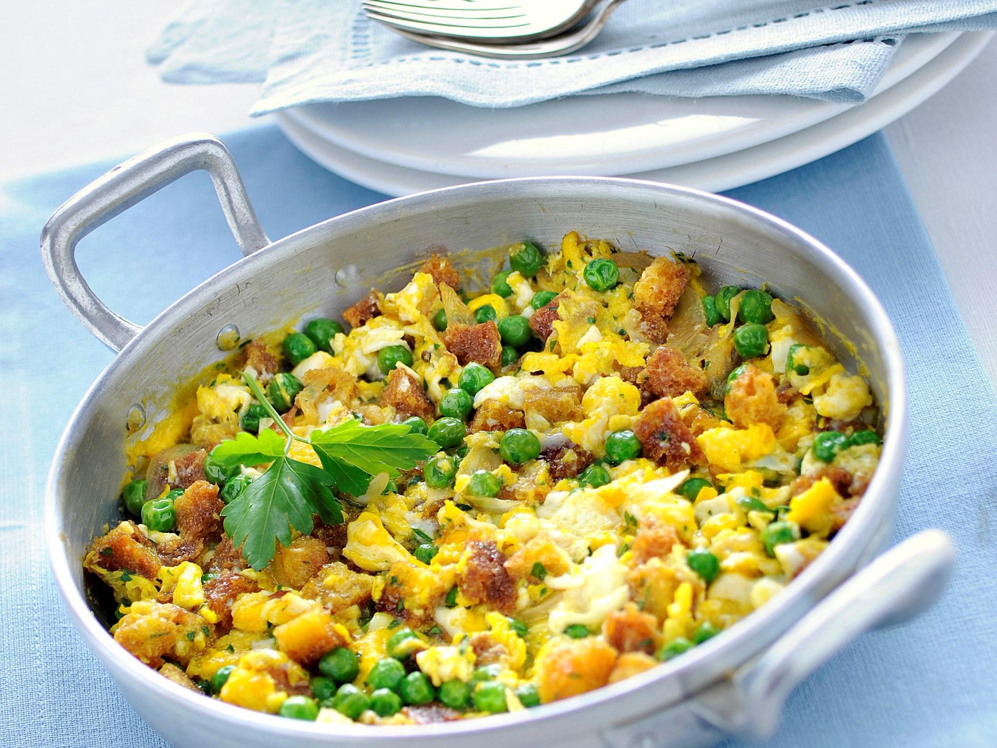 Eggs with bread and peas