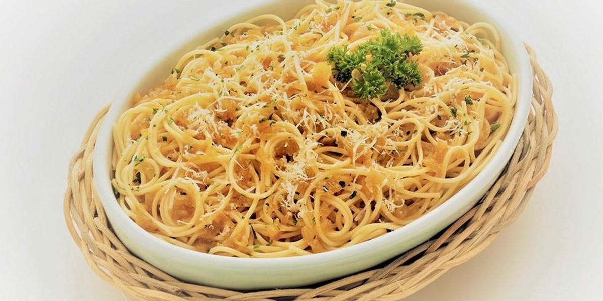 Welsh onion: spaghetti with red onion and salt-cured anchovies