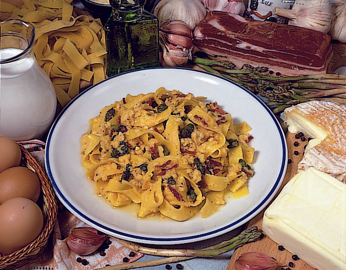 Pasta with cheese and asparaguses