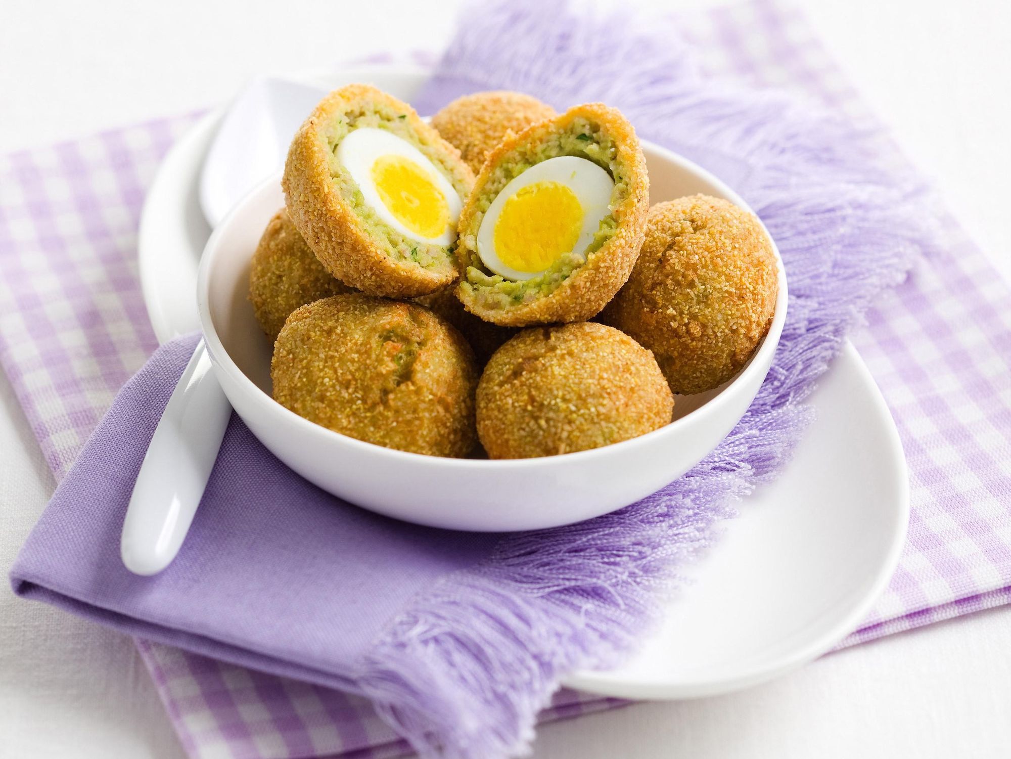 Meatballs and broad beans with egg