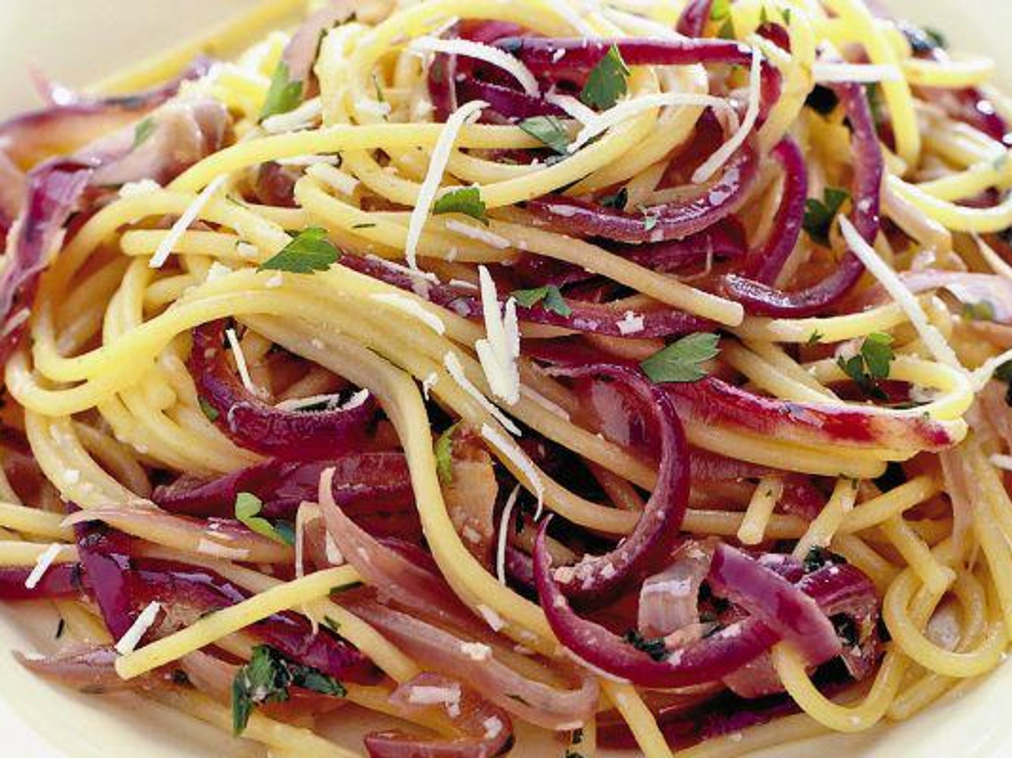 Spaghetti with red onion and salted anchovies