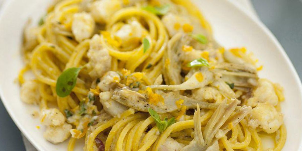 Spaghetti with white fish sauce and artichokes