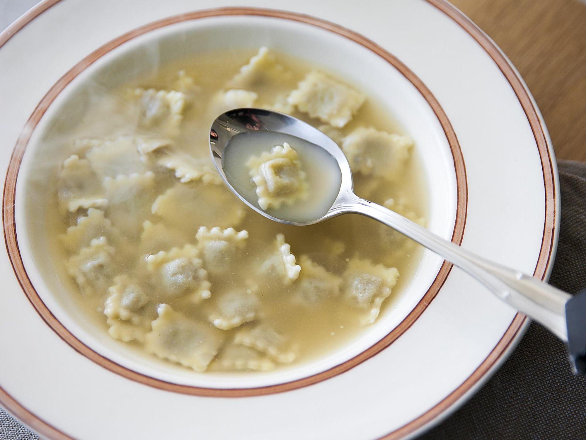 Agnolotti in broth: the recipe