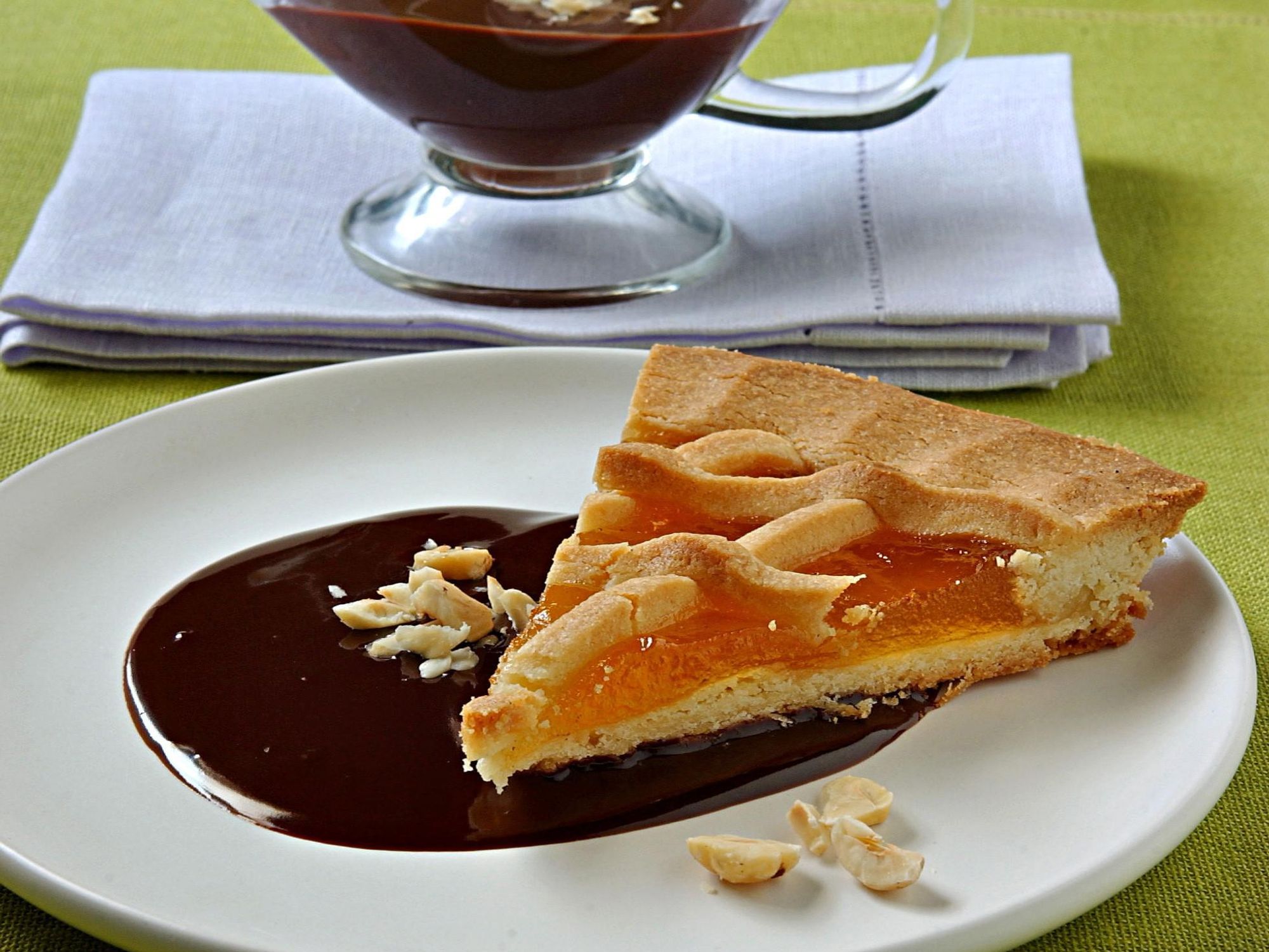 Tart with bitter chocolate sauce