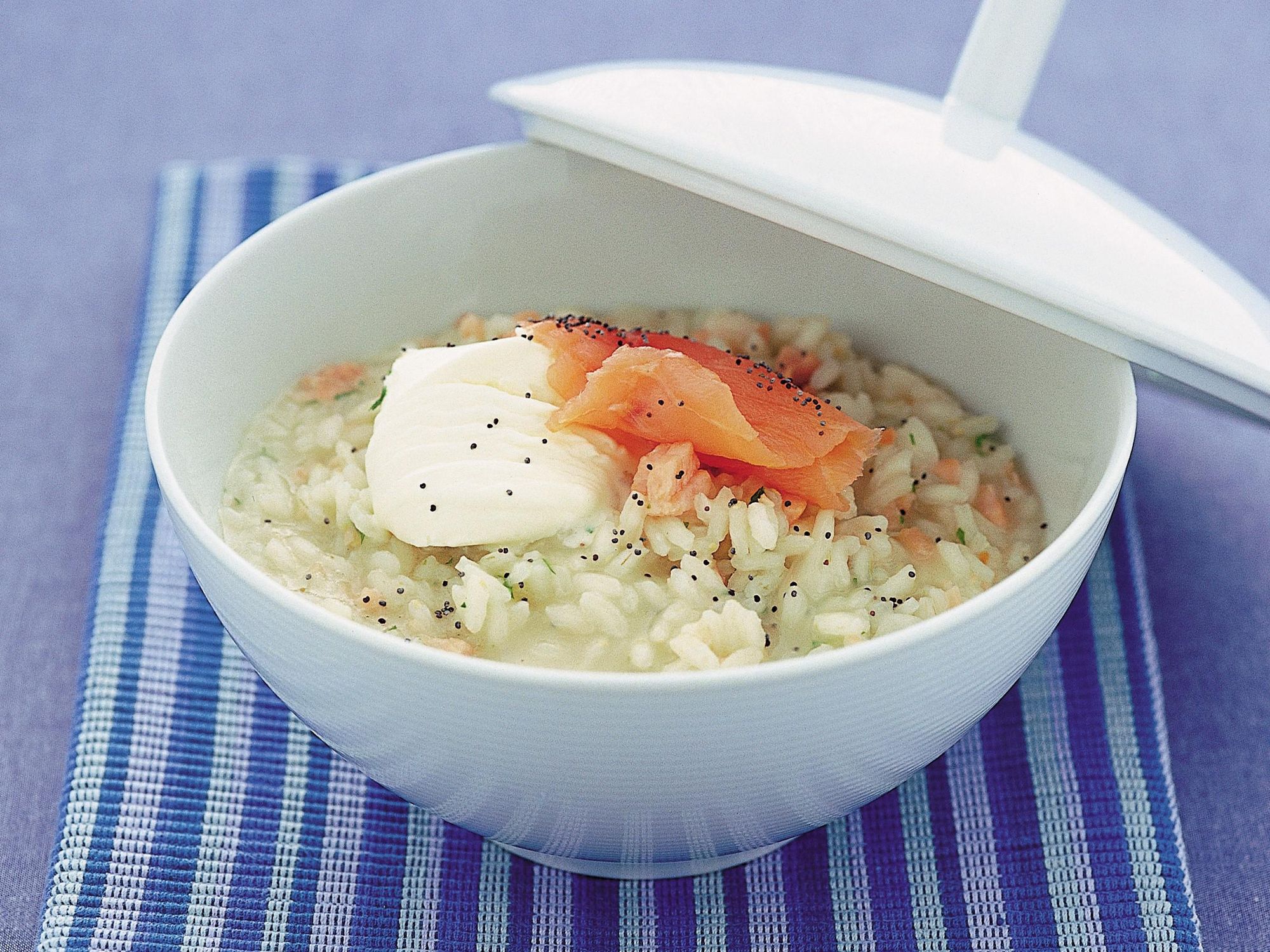 Salmon risotto with poppy seeds