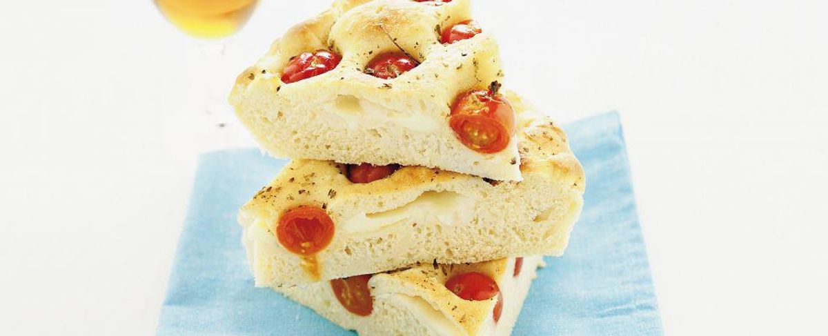 Pizza with potatoes, mozzarella and cherry tomatoes