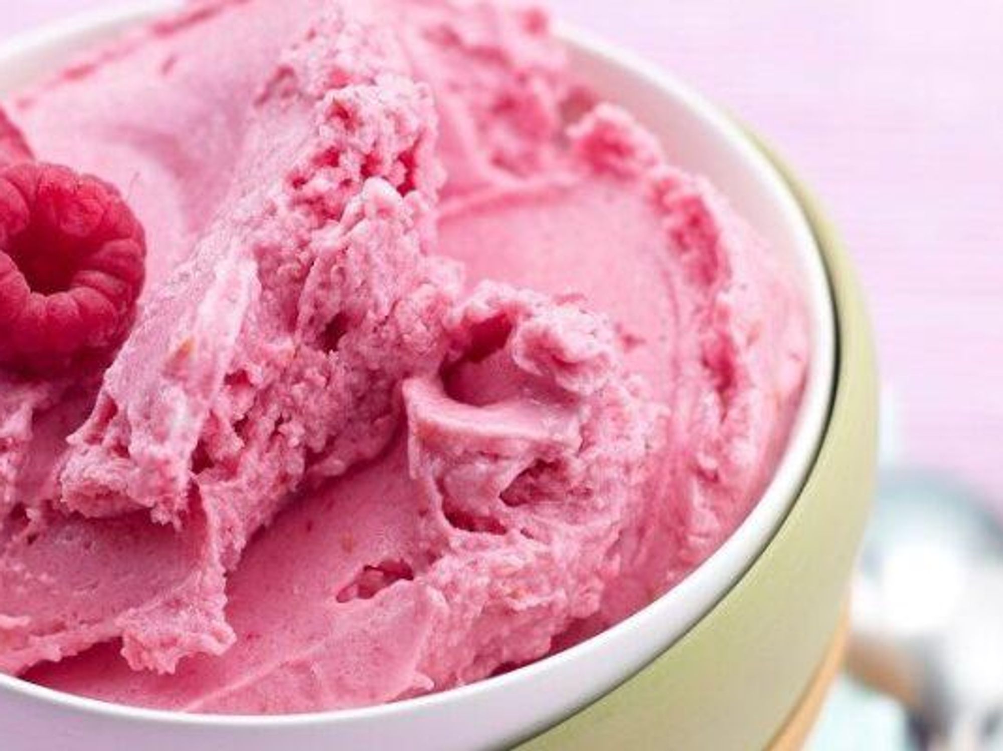 Yogurt & raspberry ice cream