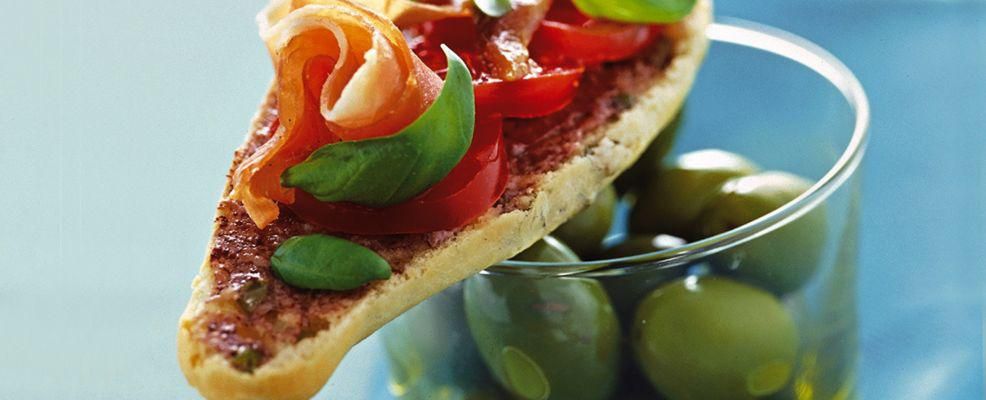 Mini baguettes with ham and cherry tomatoes