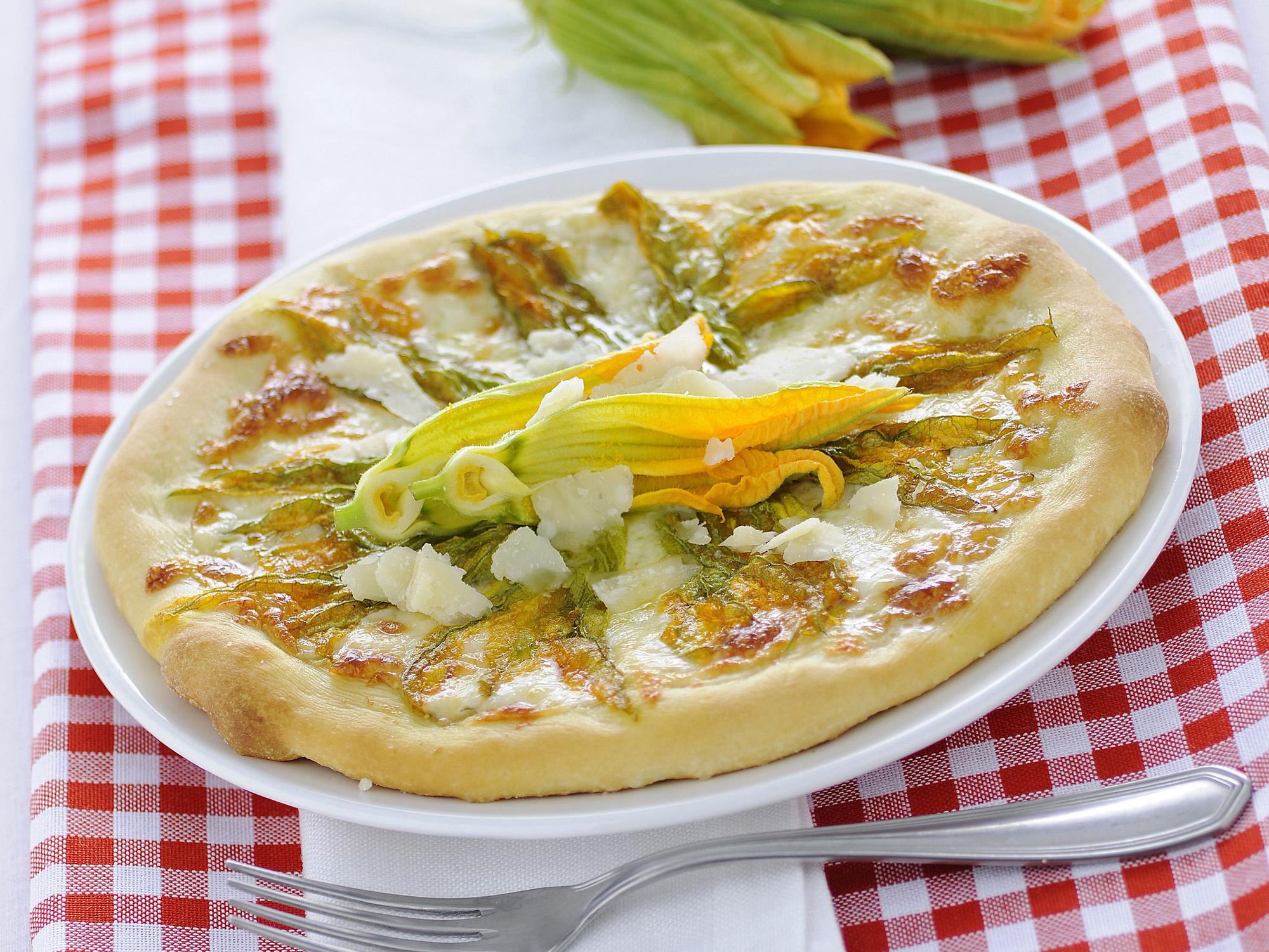 White pizza with zucchini blossoms