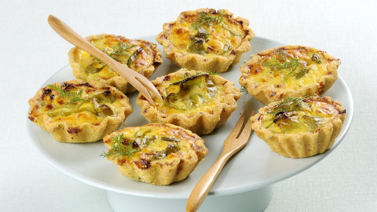 Corn tarts with dill and green chili