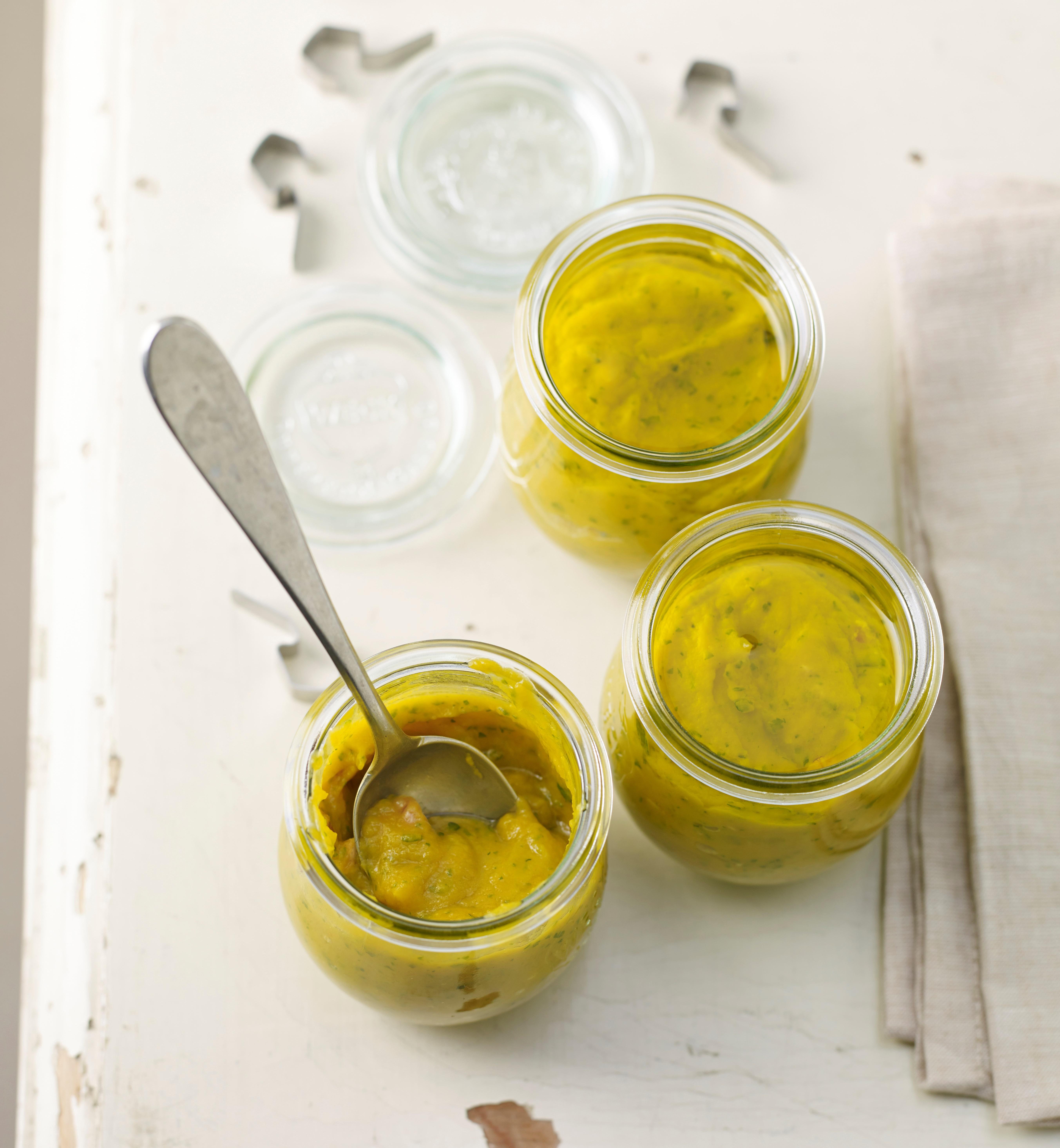 Pumpkin and walnuts pesto with cinnamon